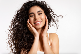 Priemonės banguotiems plaukams