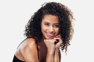 Priemonės stipriai garbanotiems plaukams